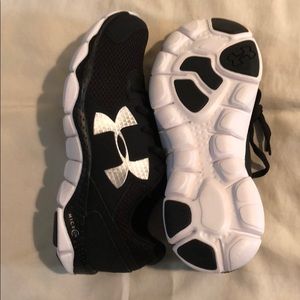 New Under Armour boy tennis shoes size 5.